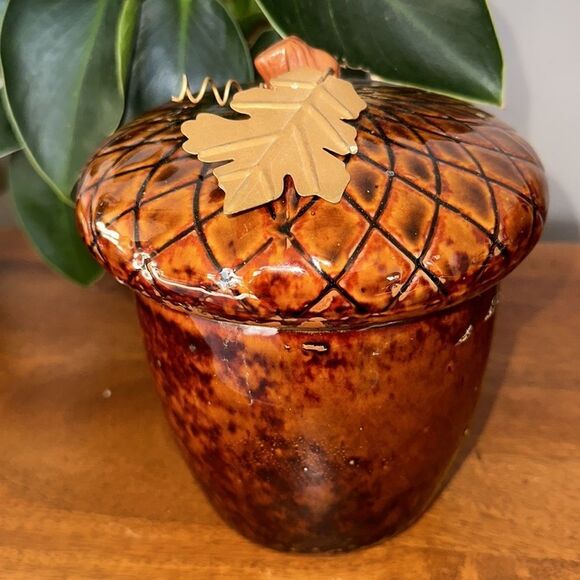 Acorn with Lid Pottery Decoration! - Picture 7 of 7